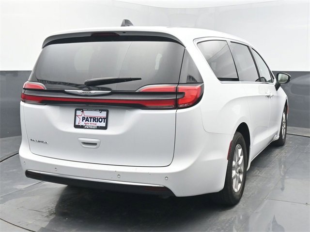 Used 2024 Chrysler Pacifica Touring-L image 5