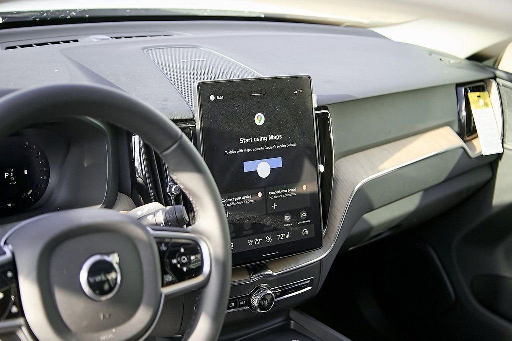 New 2026 Volvo XC60 B5 Plus w/ Climate Package image 16