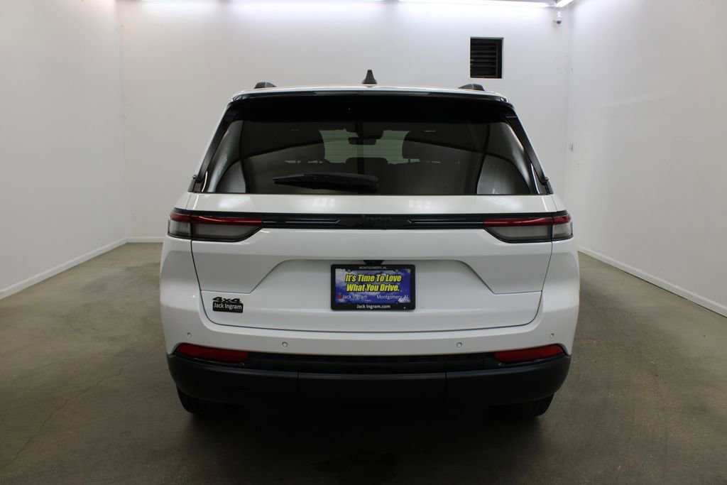 Used 2025 Jeep Grand Cherokee Altitude AWD/4WD image 4