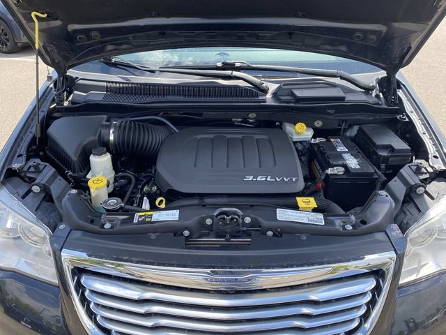 Used 2014 Chrysler Town & Country Touring-L w/ Driver Convenience Group FWD image 29