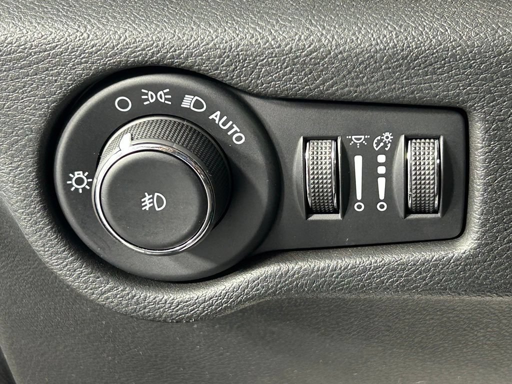 Used 2023 Chrysler Pacifica Limited w/ Uconnect Theater Family Group FWD image 31