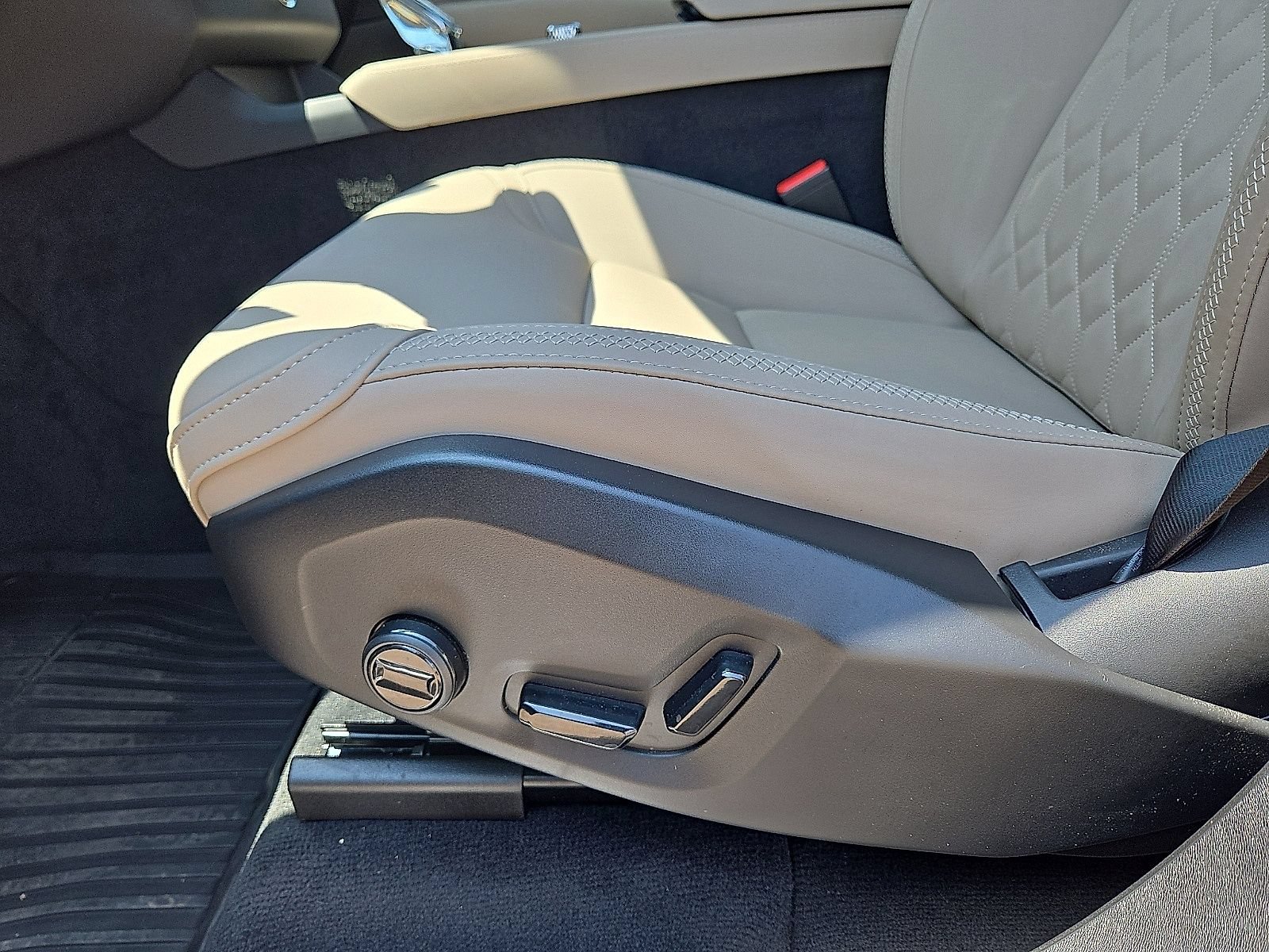 New 2026 Volvo XC90 B5 Plus w/ Protection Package Premier AWD/4WD image 24