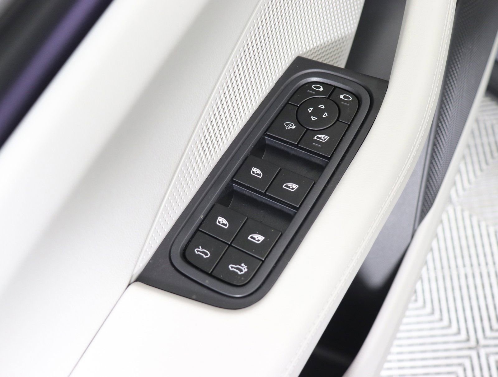 Certified 2025 Porsche Macan Electric RWD image 27