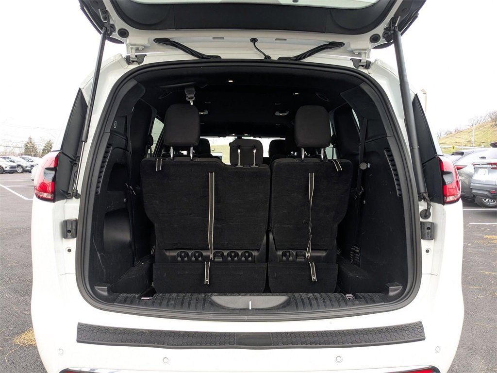 Used 2023 Chrysler Pacifica Touring image 36