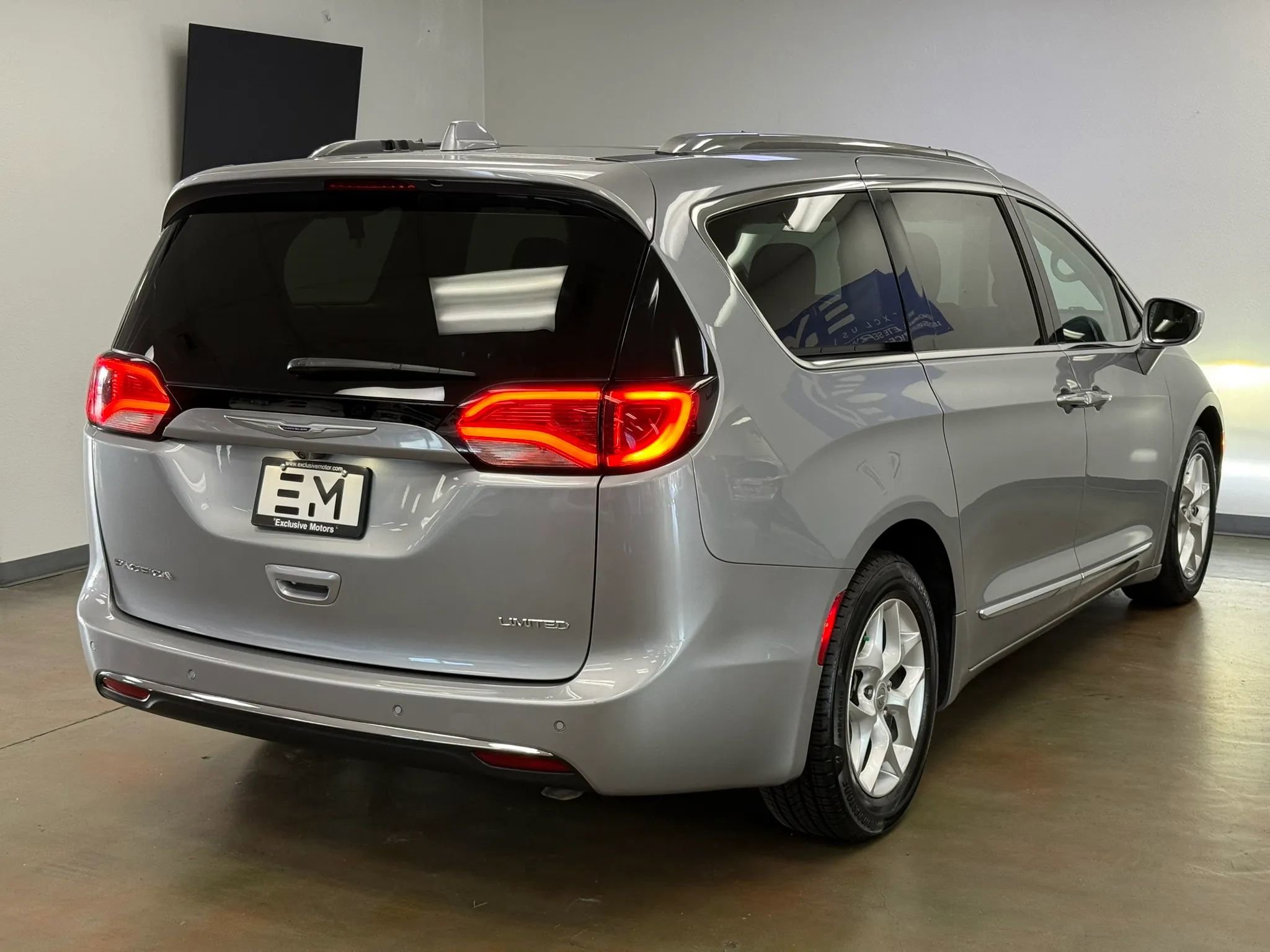 Used 2020 Chrysler Pacifica Limited FWD image 7