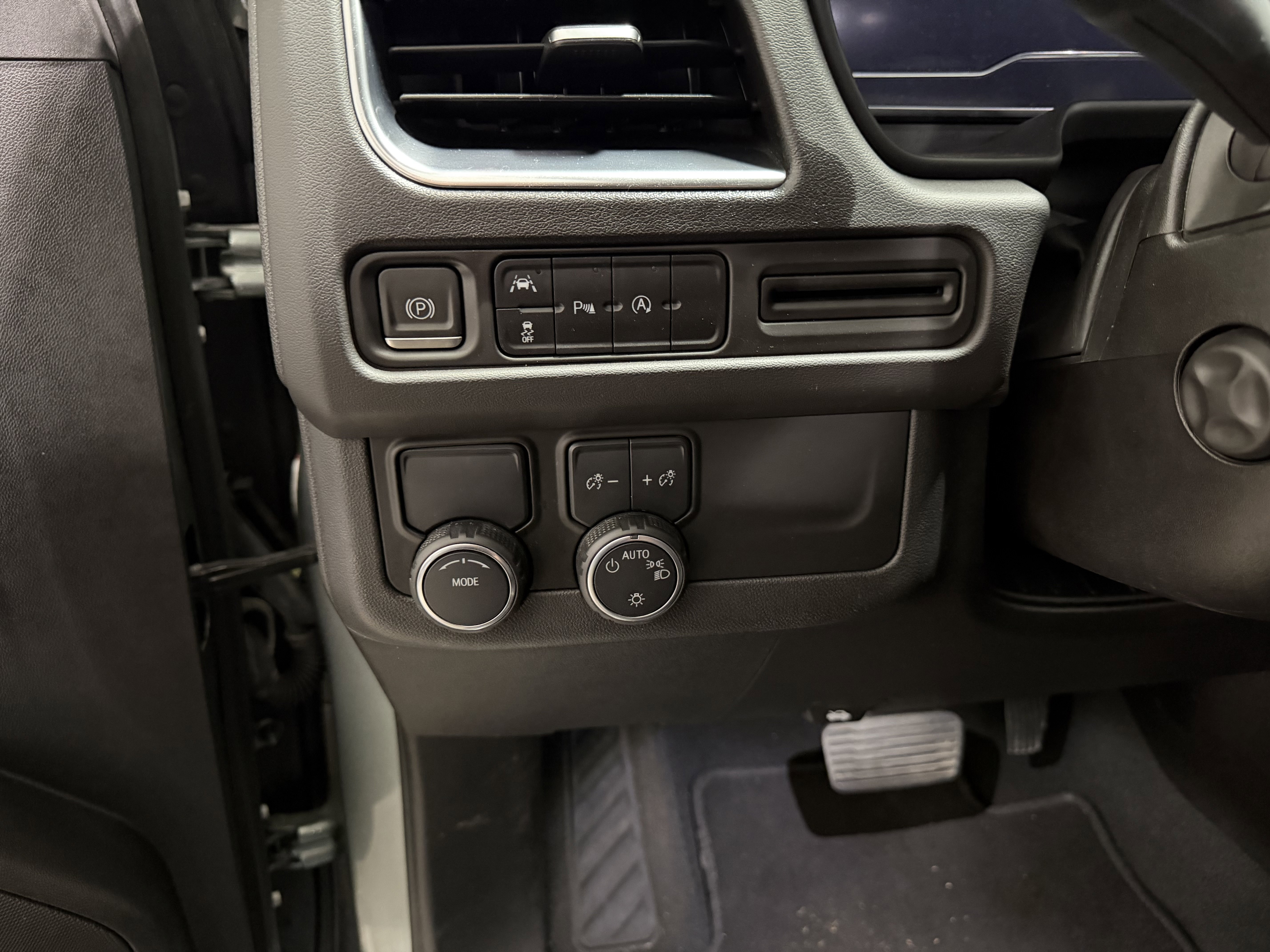Used 2023 Chevrolet Suburban Premier RWD image 14