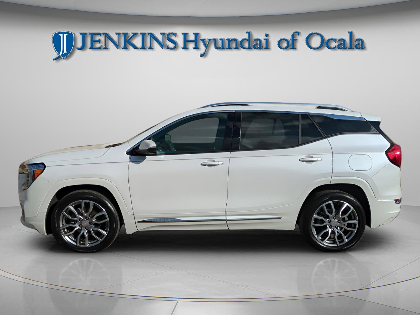 Used 2024 GMC Terrain Denali w/ Denali Premium Package image 6