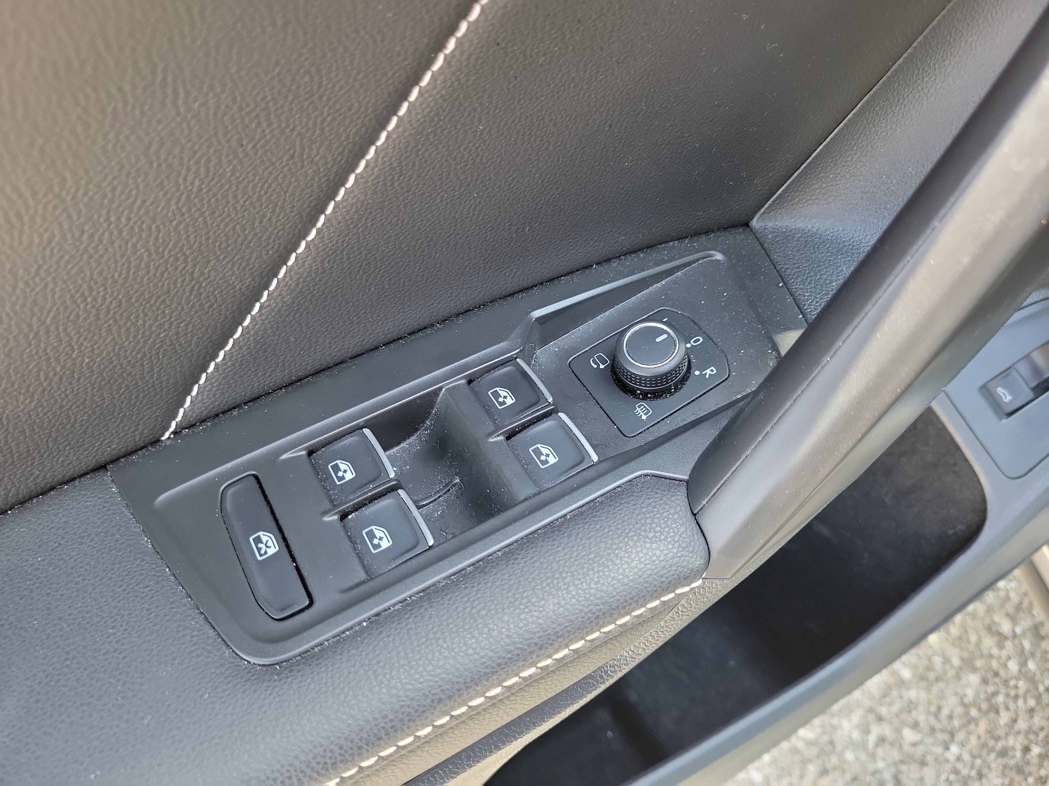 Used 2022 Volkswagen Tiguan SEL R-Line image 25