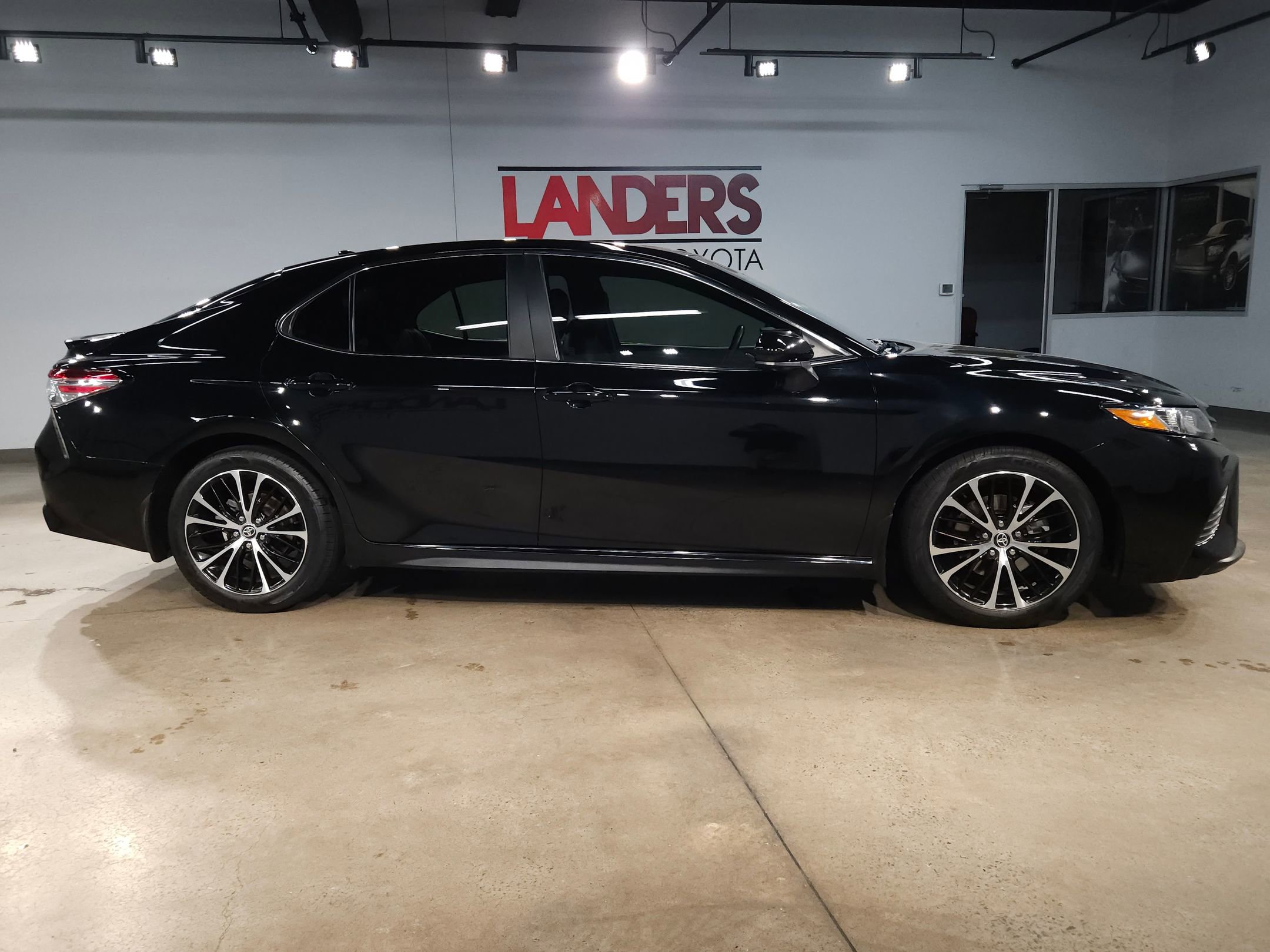Used 2020 Toyota Camry SE image 8