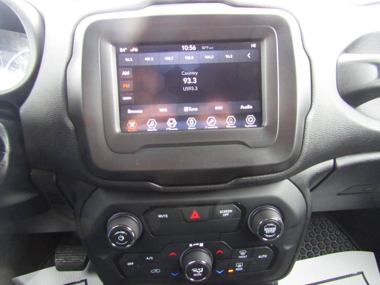 Used 2018 Jeep Renegade Latitude w/ Cold Weather Group FWD image 12
