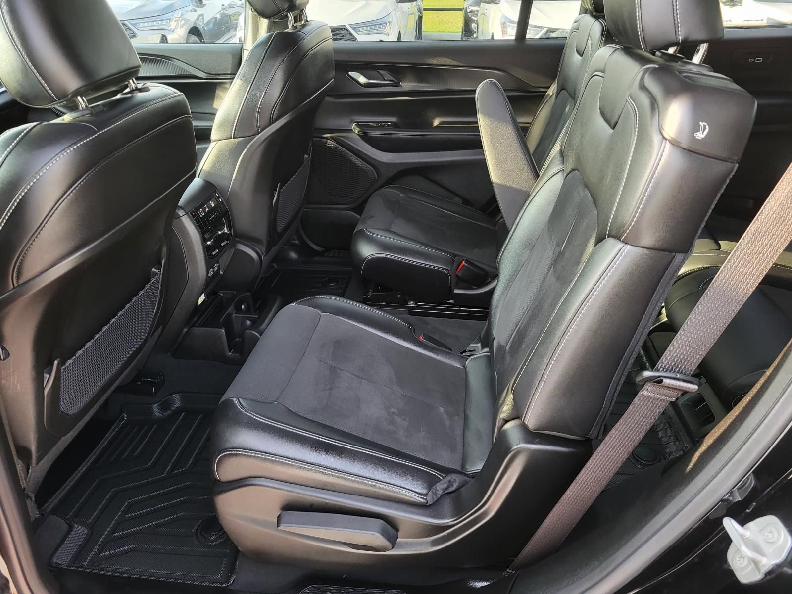 Used 2025 Jeep Grand Cherokee L Altitude RWD image 12
