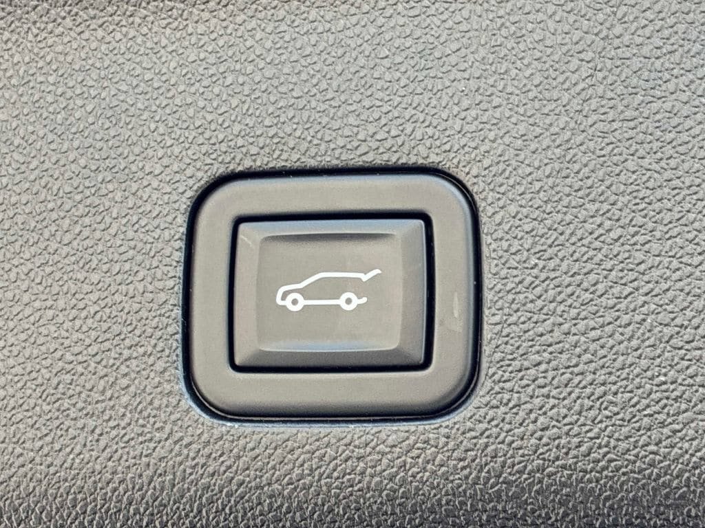 Used 2024 Cadillac Escalade ESV Premium Luxury AWD/4WD image 16