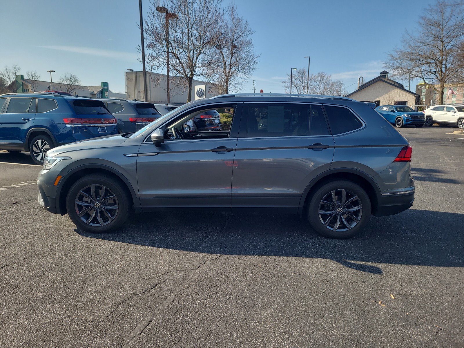 Used 2023 Volkswagen Tiguan SE image 8