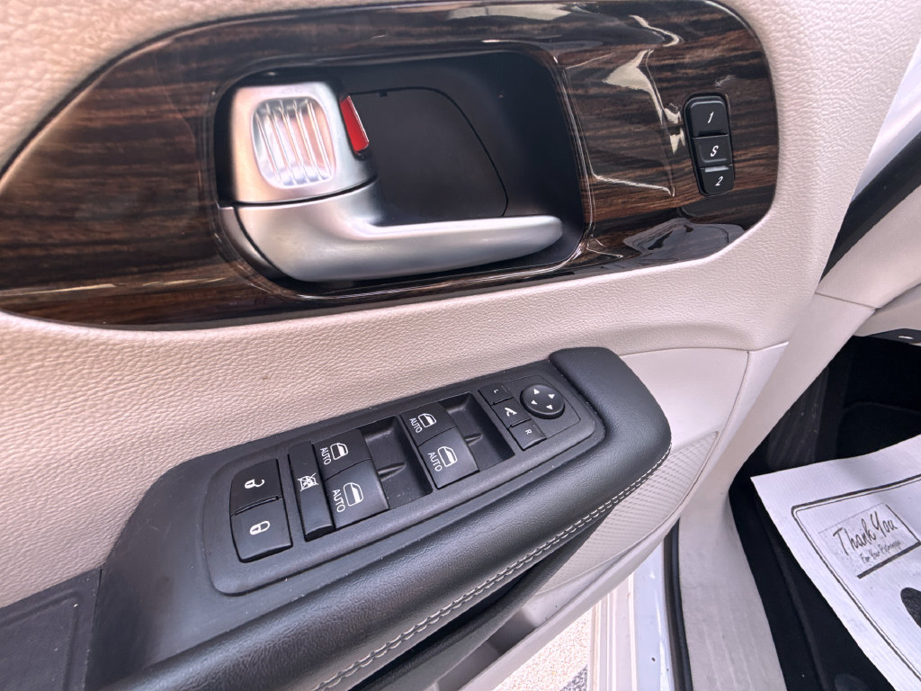 Used 2023 Chrysler Pacifica Limited FWD image 19