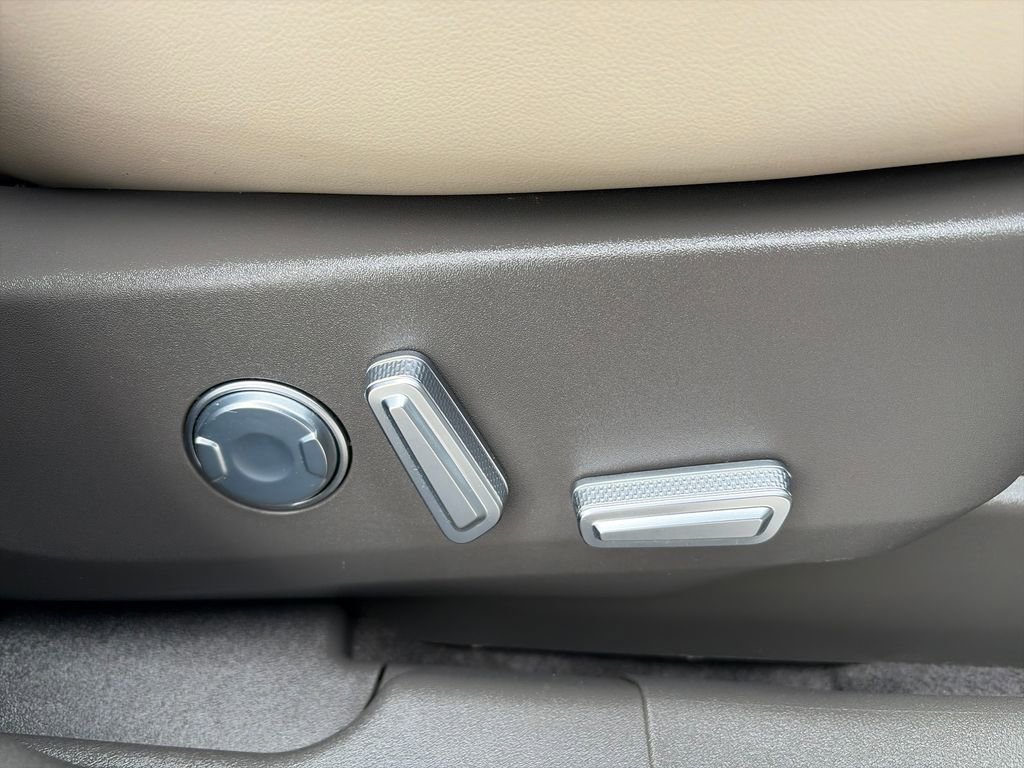 Used 2025 Lincoln Nautilus Premier image 13