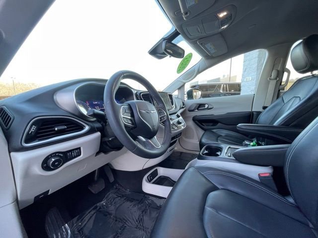 Used 2023 Chrysler Pacifica Touring-L FWD image 13