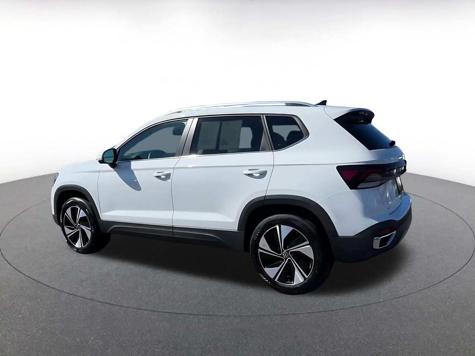 Used 2026 Volkswagen Taos SE AWD/4WD image 8
