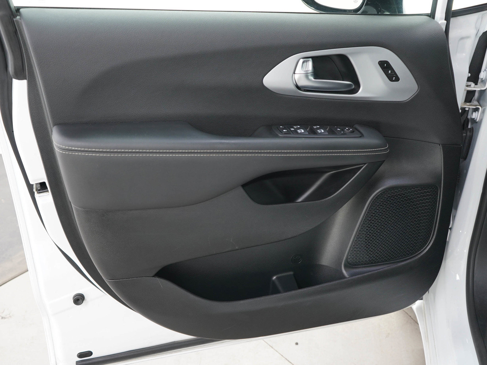 Used 2025 Chrysler Pacifica Limited FWD image 21