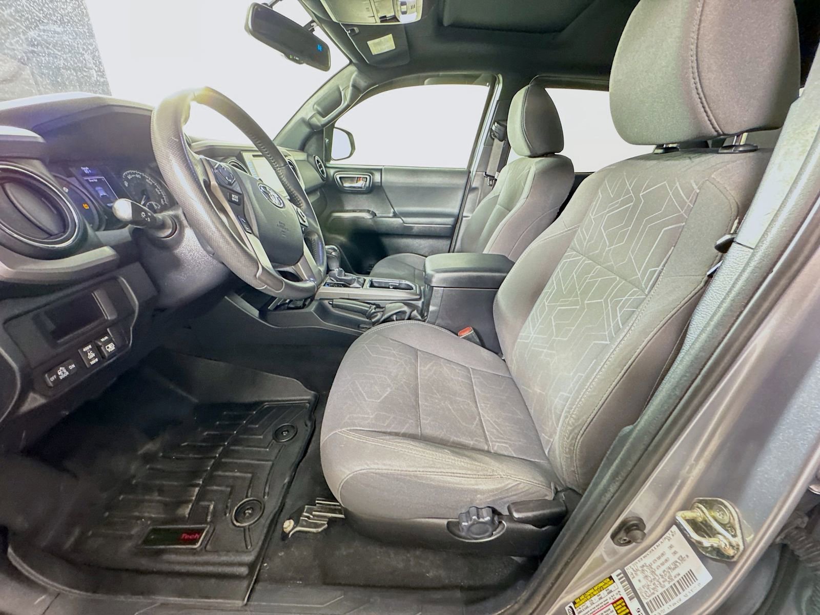 Used 2017 Toyota Tacoma TRD Sport w/ Premium & Technology Package image 18