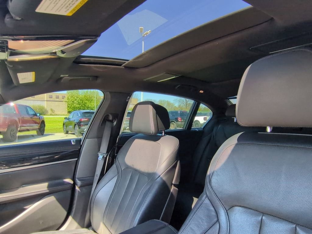 Used 2019 BMW 740i image 12