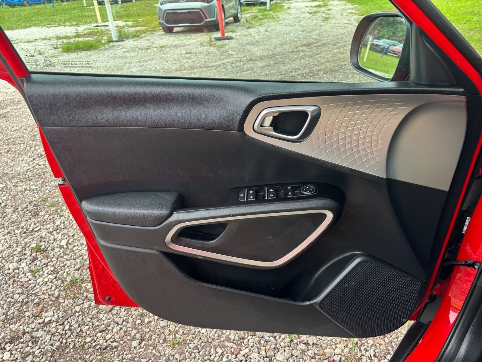Used 2025 Kia Soul LX w/ LX Technology Package FWD image 18