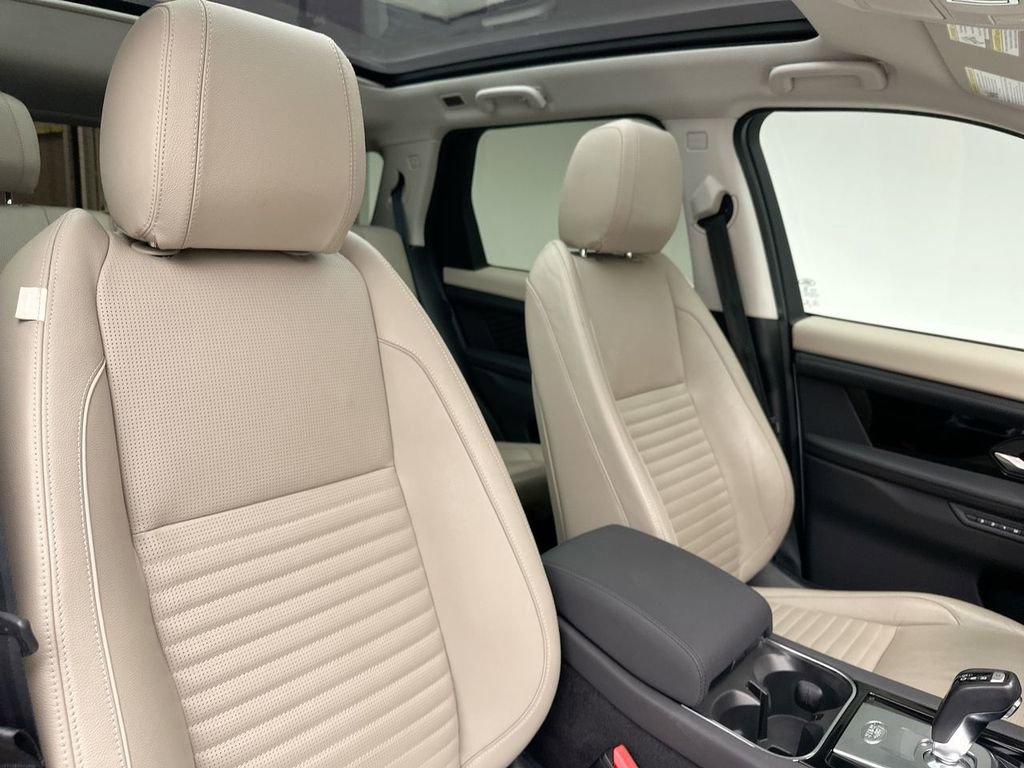 Used 2020 Land Rover Discovery Sport SE image 6