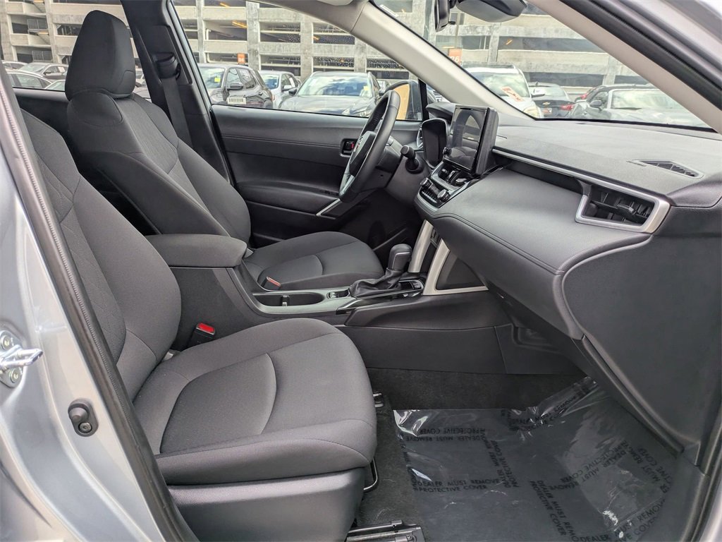 Used 2025 Toyota Corolla Cross LE image 32