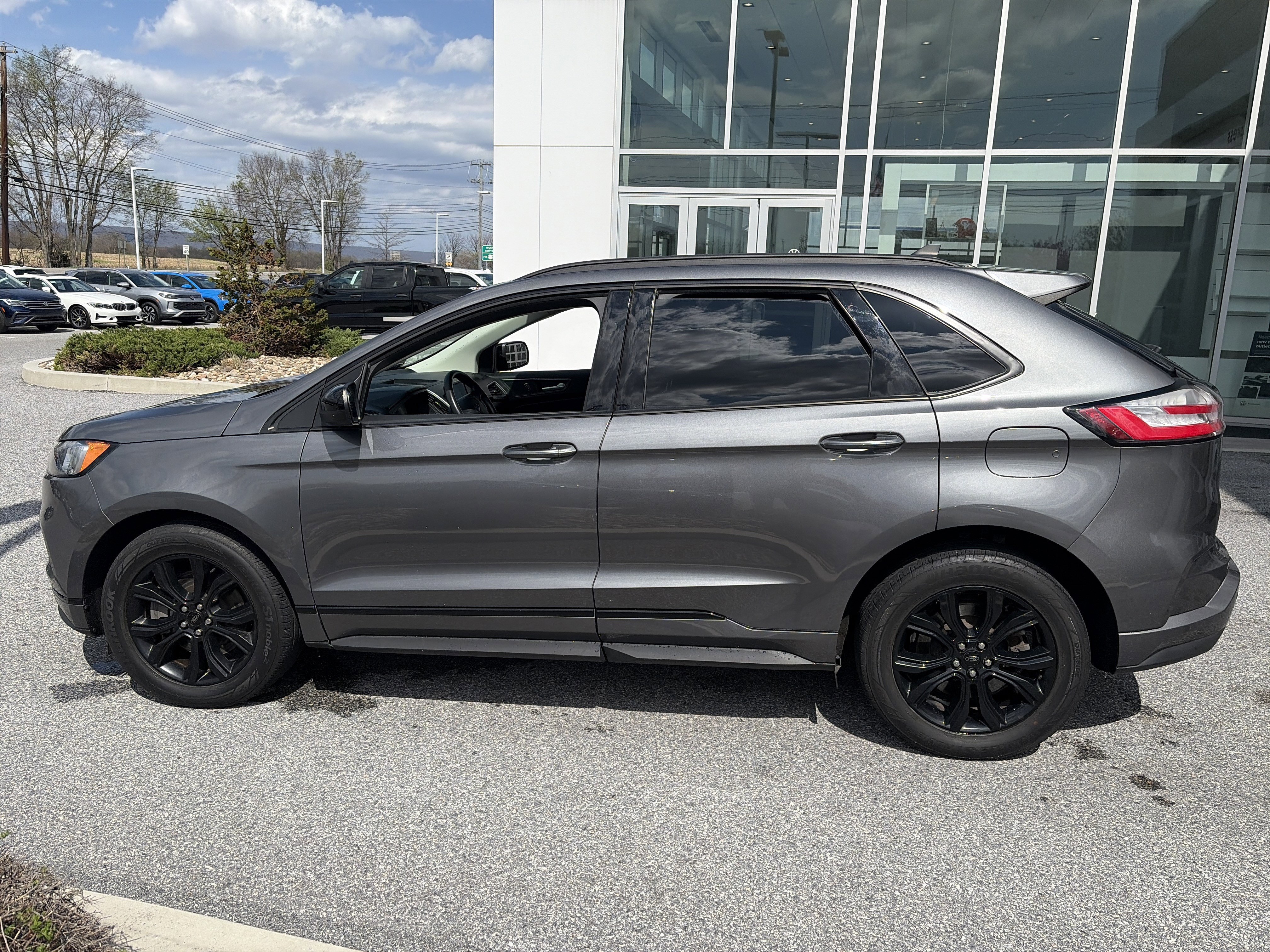 Used 2022 Ford Edge SE w/ Black Appearance Package image 8