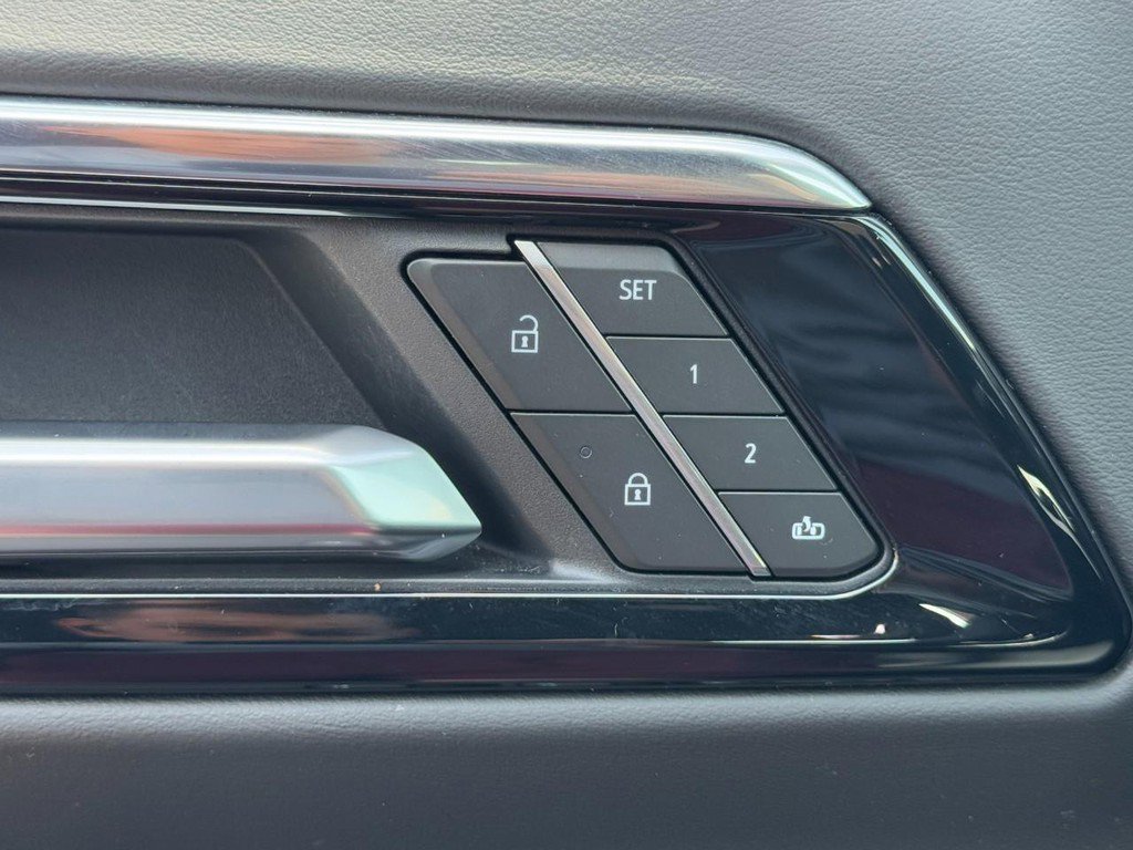 Used 2025 Chevrolet Tahoe LT image 17