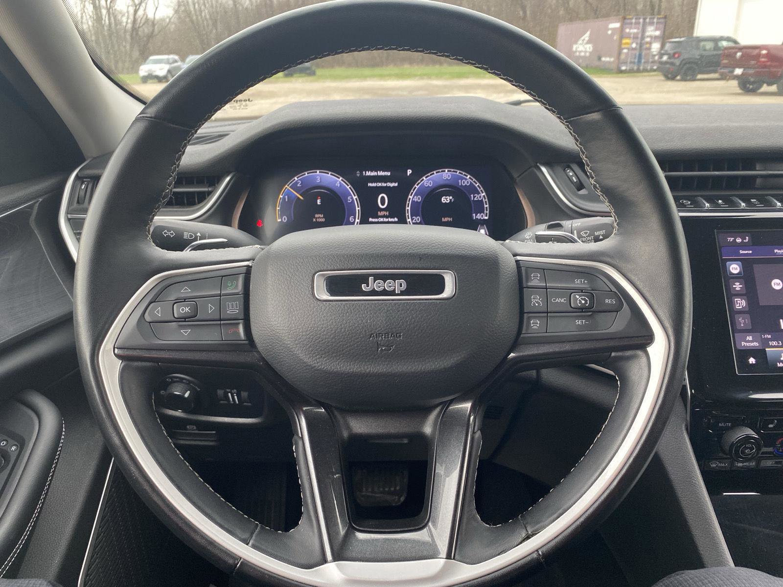 Used 2022 Jeep Grand Cherokee Laredo w/ Luxury Tech Group I AWD/4WD image 18