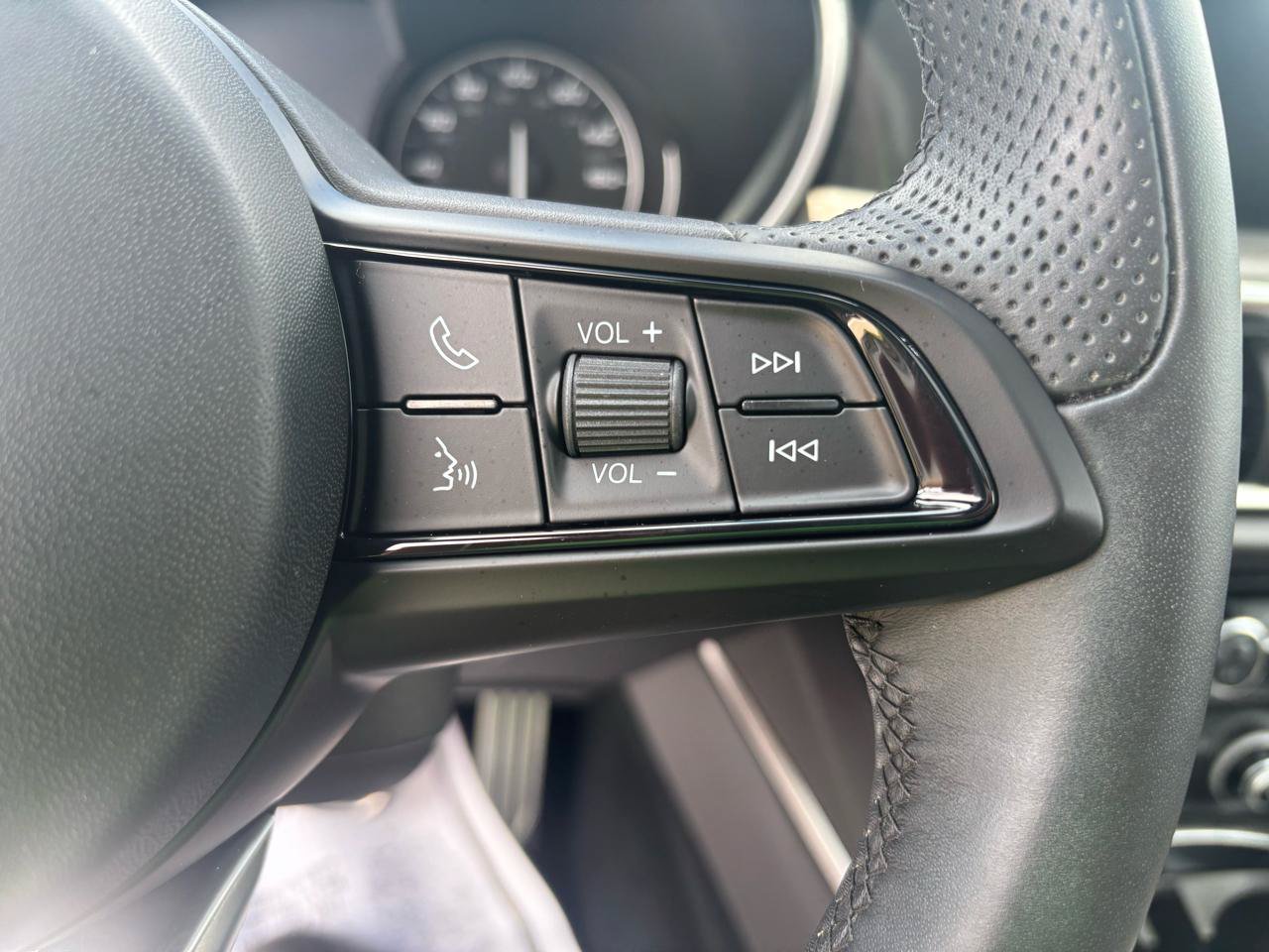 Used 2023 Alfa Romeo Stelvio Ti AWD/4WD image 17