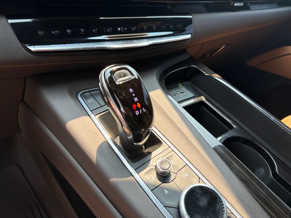 Used 2021 Cadillac Escalade Premium Luxury AWD/4WD image 32