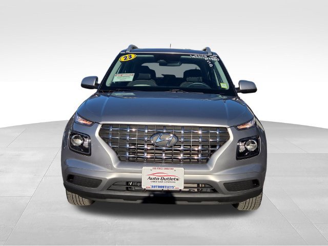 Used 2023 Hyundai Venue SEL FWD image 2