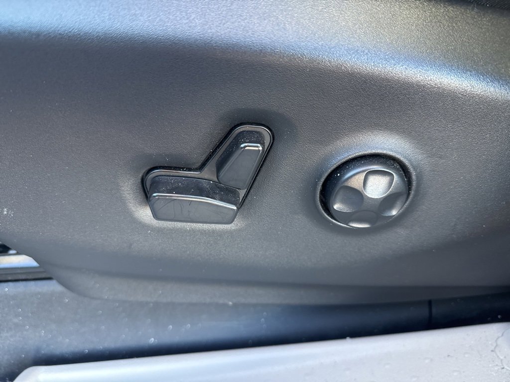 Used 2024 Chrysler Pacifica Touring-L image 25