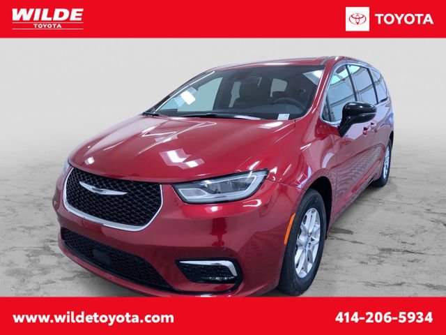 Used 2025 Chrysler Pacifica Select image 1