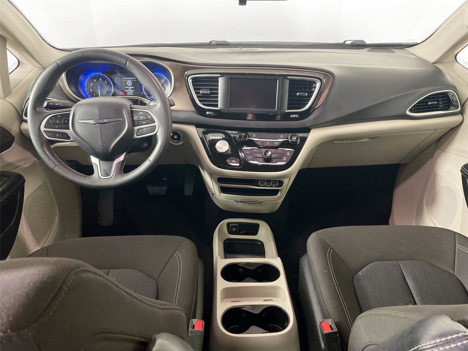 Used 2022 Chrysler Voyager LX image 30