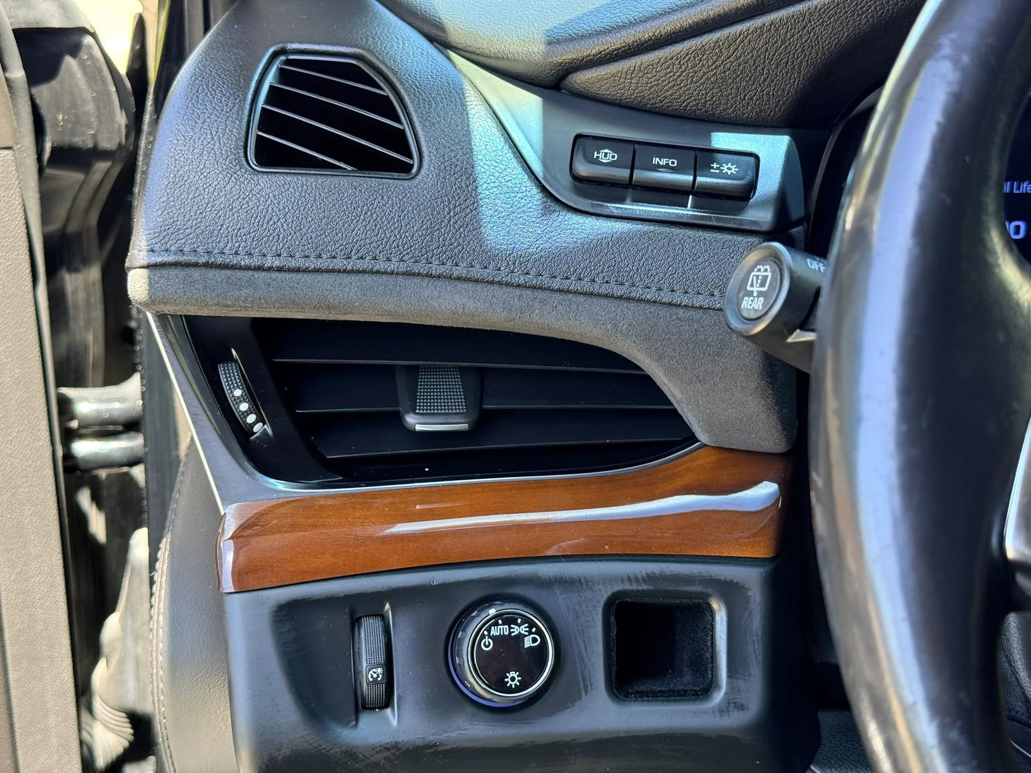 Used 2018 Cadillac Escalade ESV Luxury RWD image 30