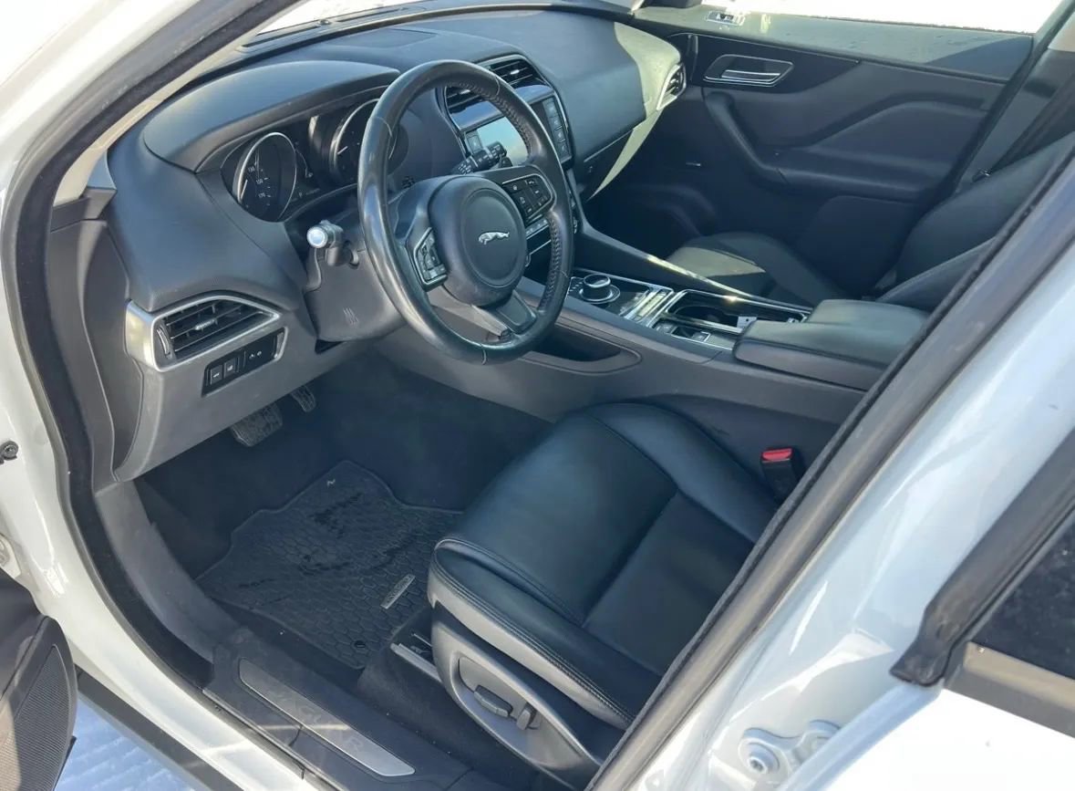 Used 2018 Jaguar F-PACE Premium image 7