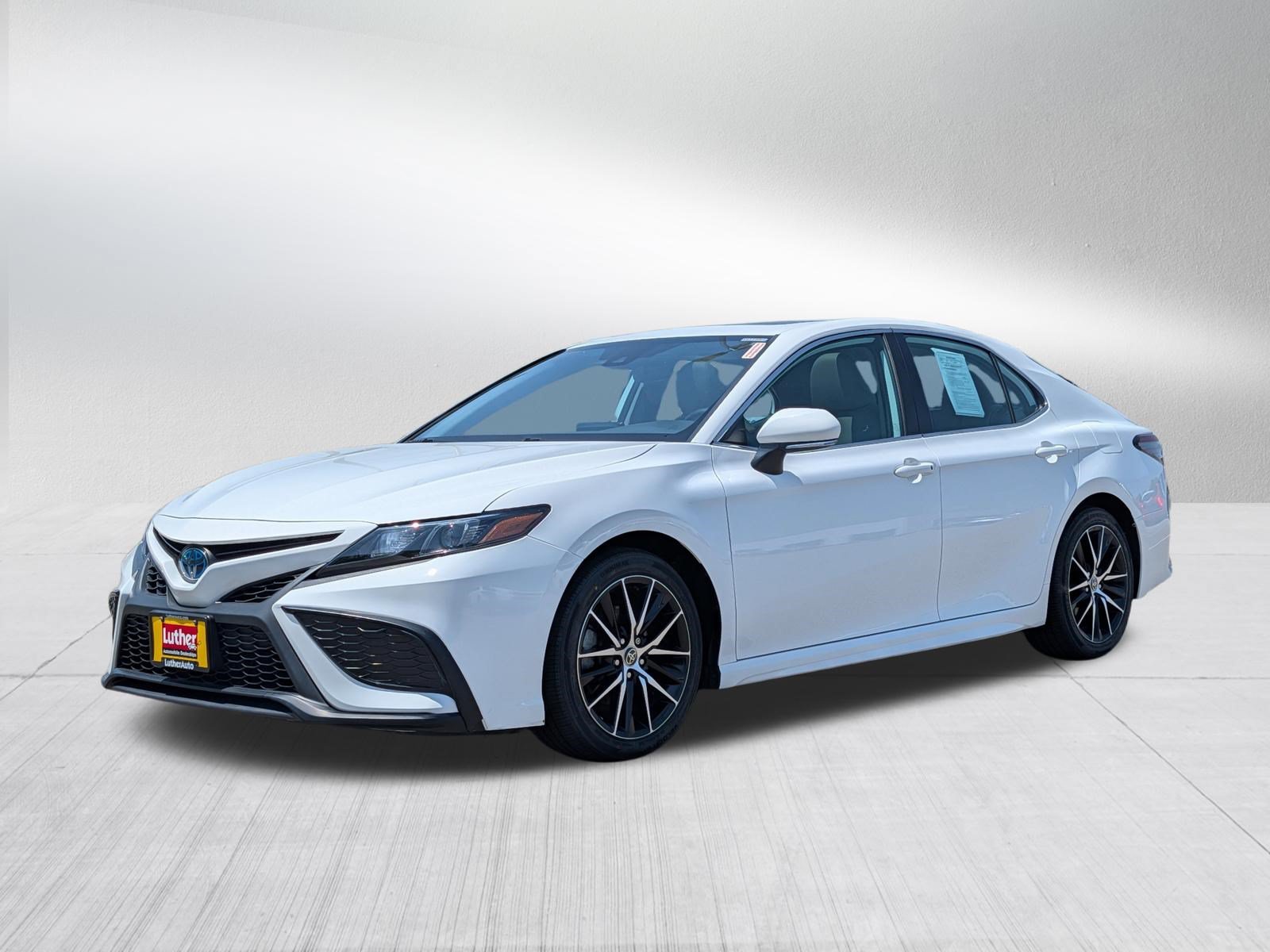 Used 2022 Toyota Camry SE w/ Audio Upgrade Package FWD image 3