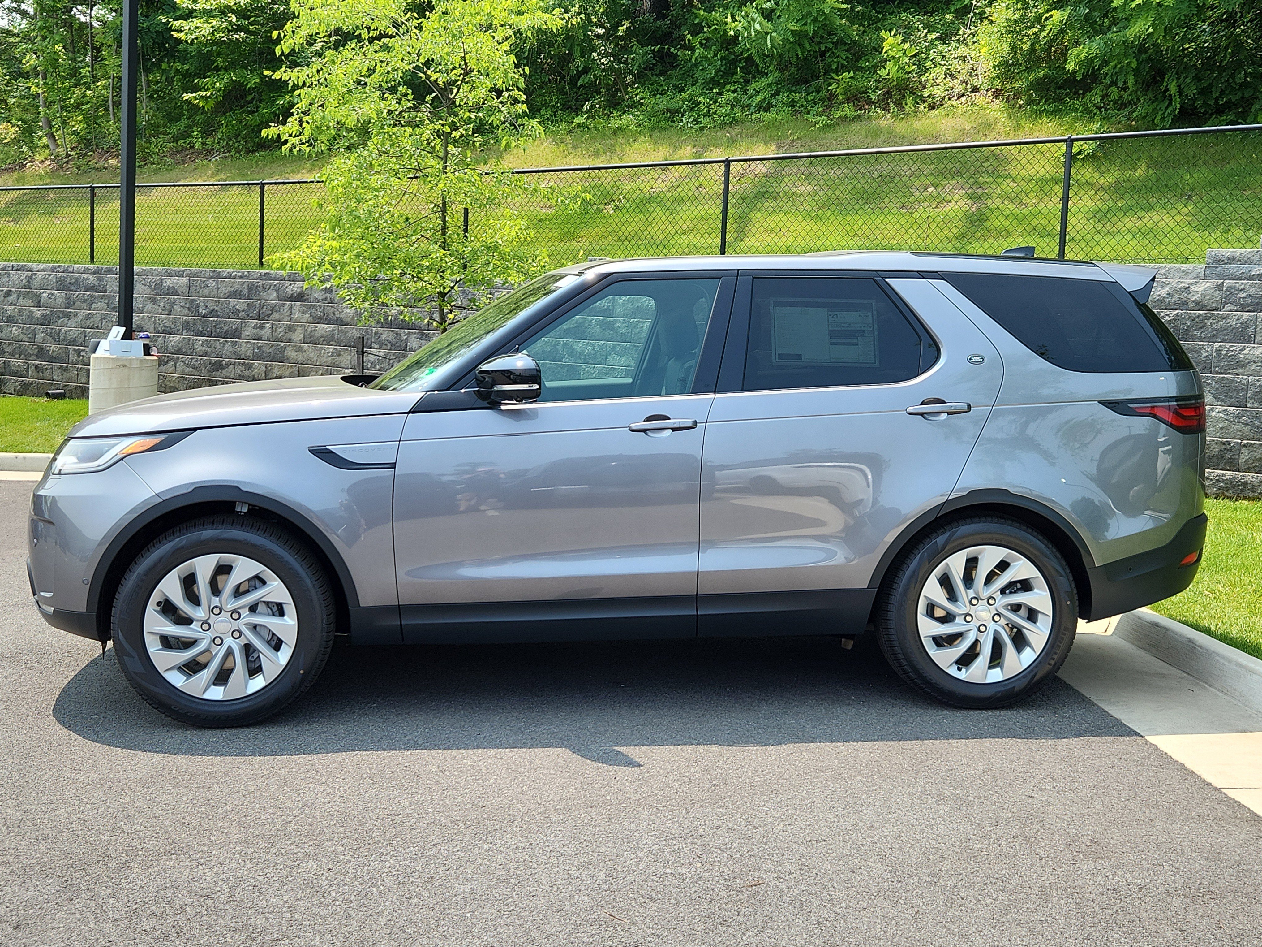 New 2025 Land Rover Discovery S image 6