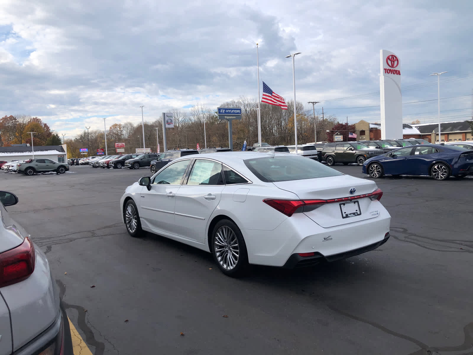 Used 2019 Toyota Avalon Limited image 3