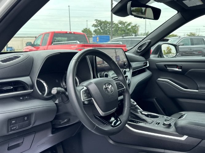 Used 2023 Toyota Highlander XSE AWD/4WD image 19
