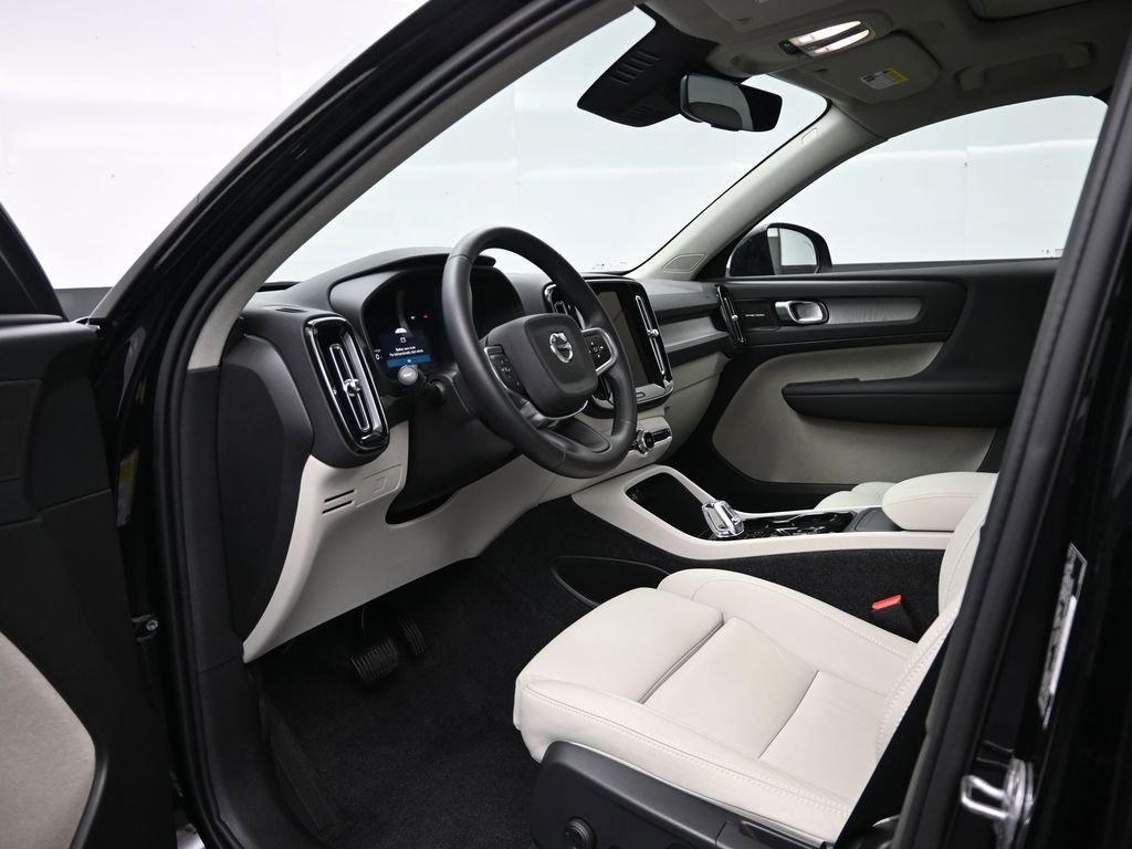 Used 2025 Volvo XC40 B5 Ultra image 9