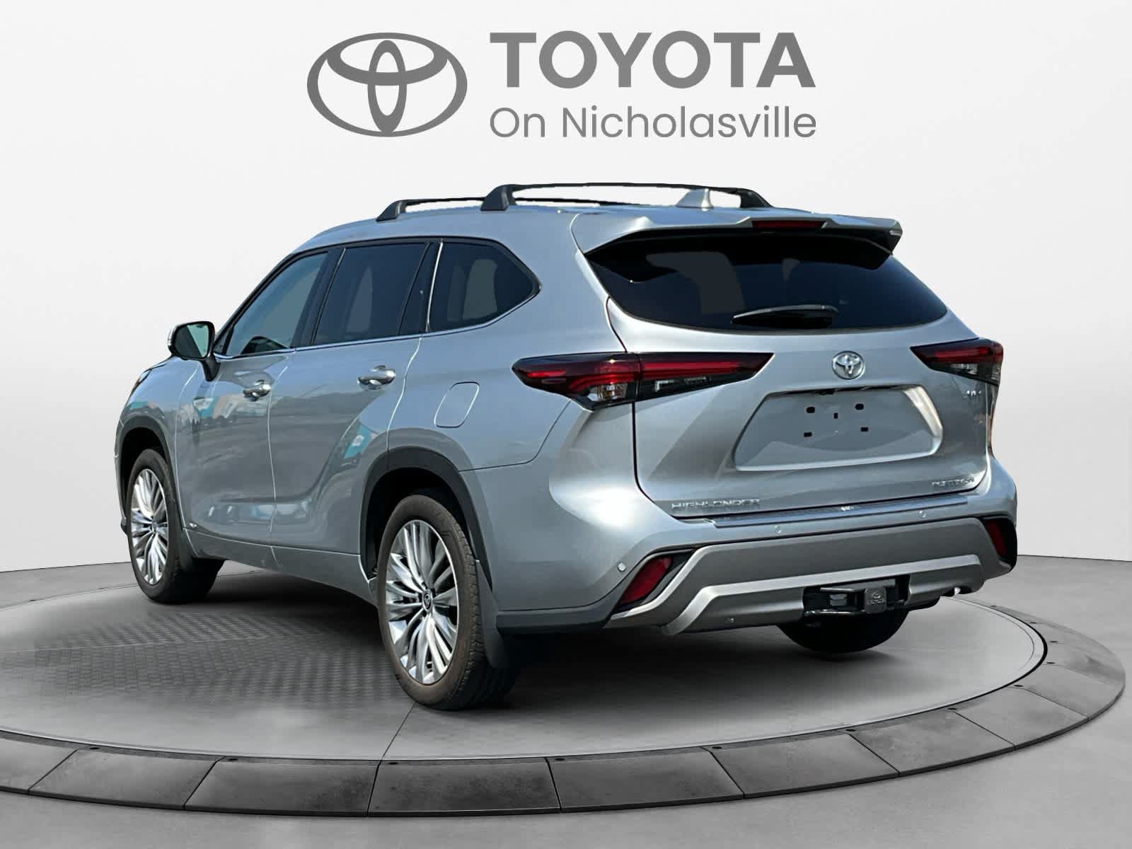 Used 2025 Toyota Highlander Platinum AWD/4WD image 3