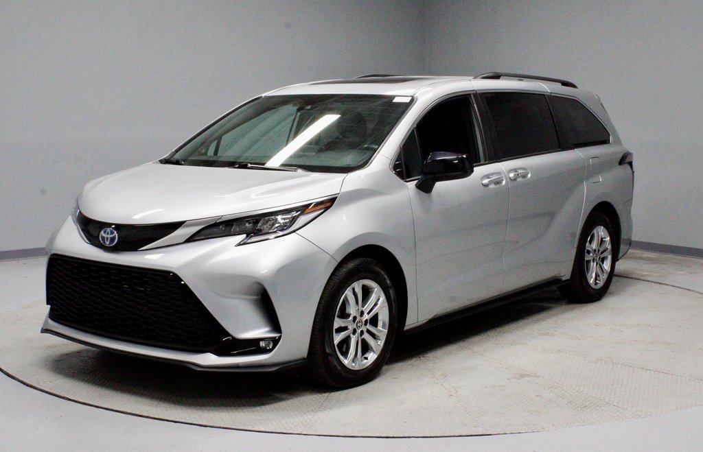 Used 2022 Toyota Sienna XSE image 8
