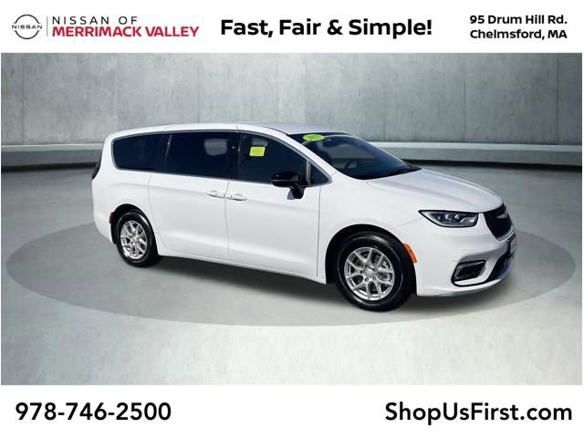 Used 2025 Chrysler Pacifica Select FWD image 1