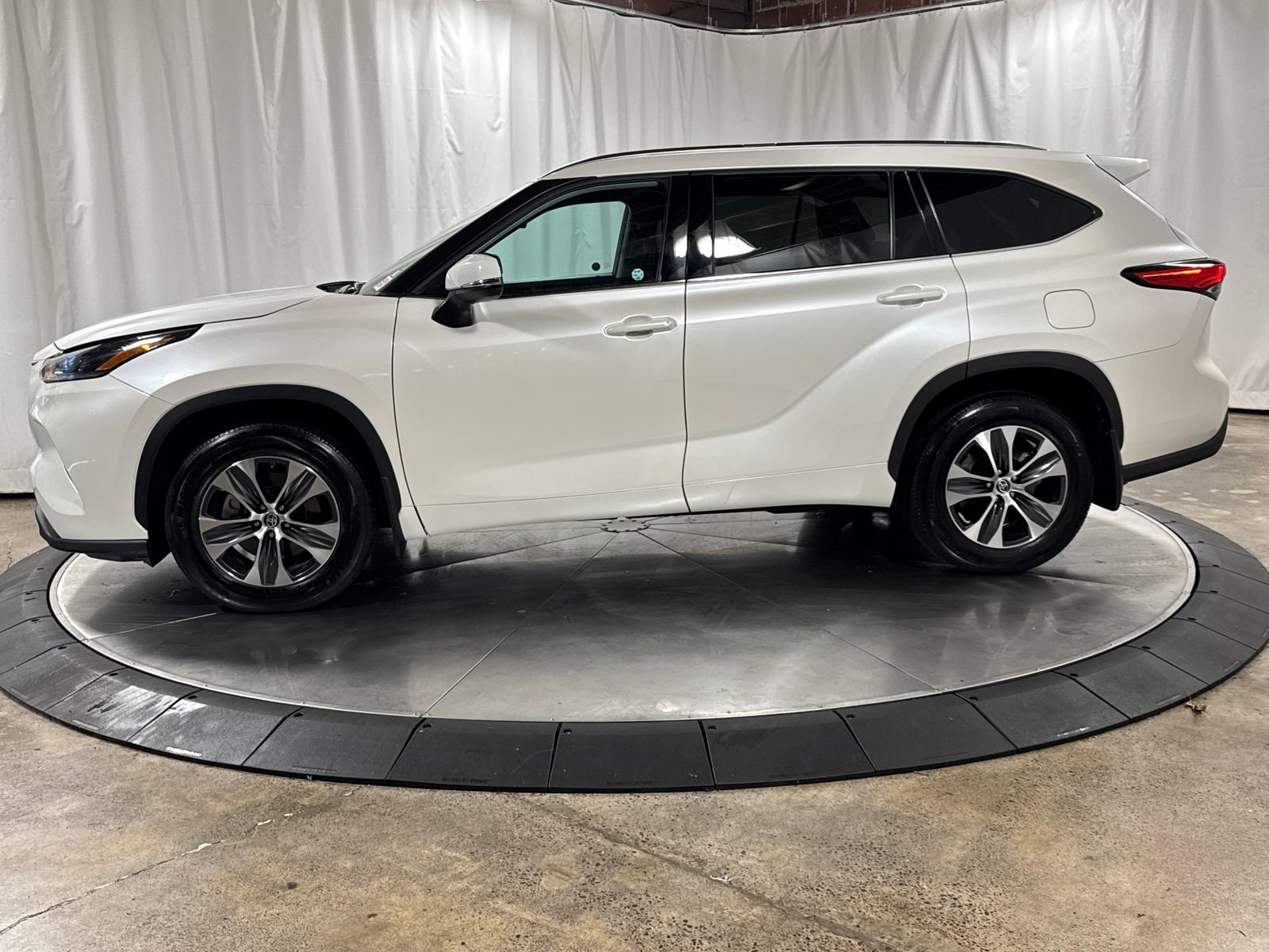 Used 2021 Toyota Highlander XLE AWD/4WD image 6