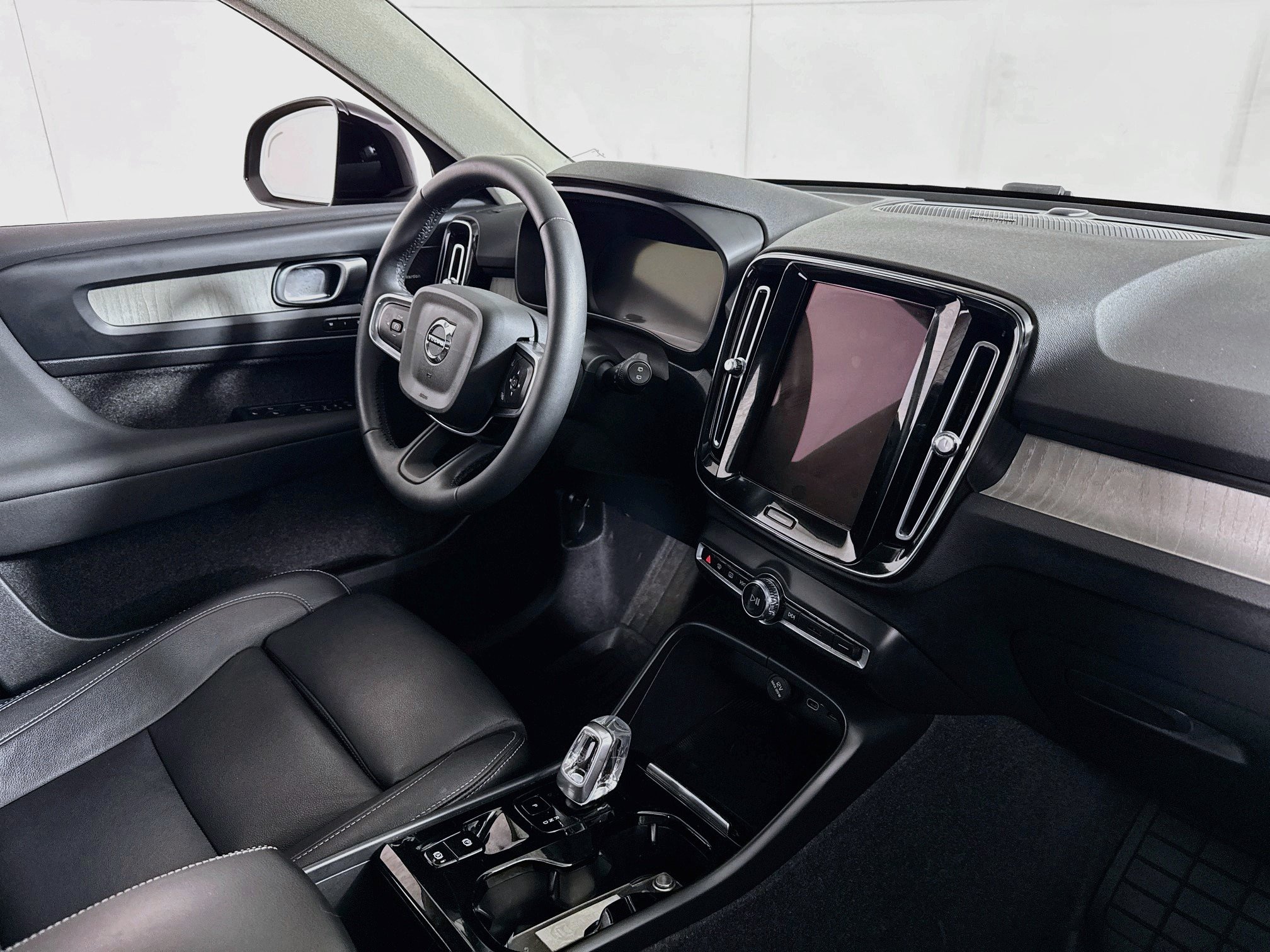 Used 2024 Volvo XC40 B5 Plus w/ Climate Package AWD/4WD image 29