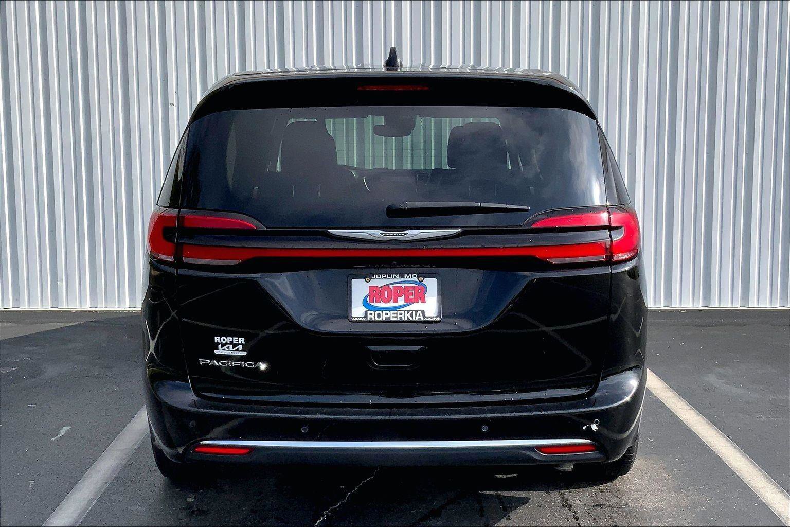 Used 2024 Chrysler Pacifica Touring-L FWD image 4