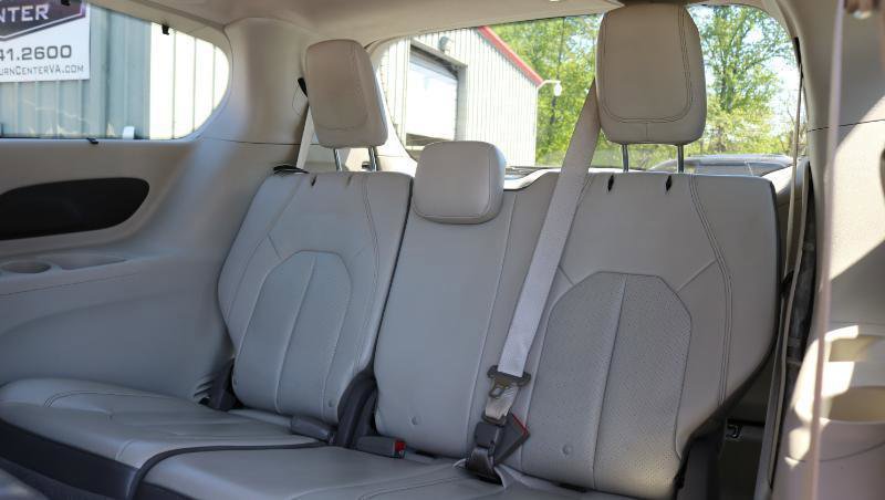 Used 2018 Chrysler Pacifica Touring-L FWD image 21